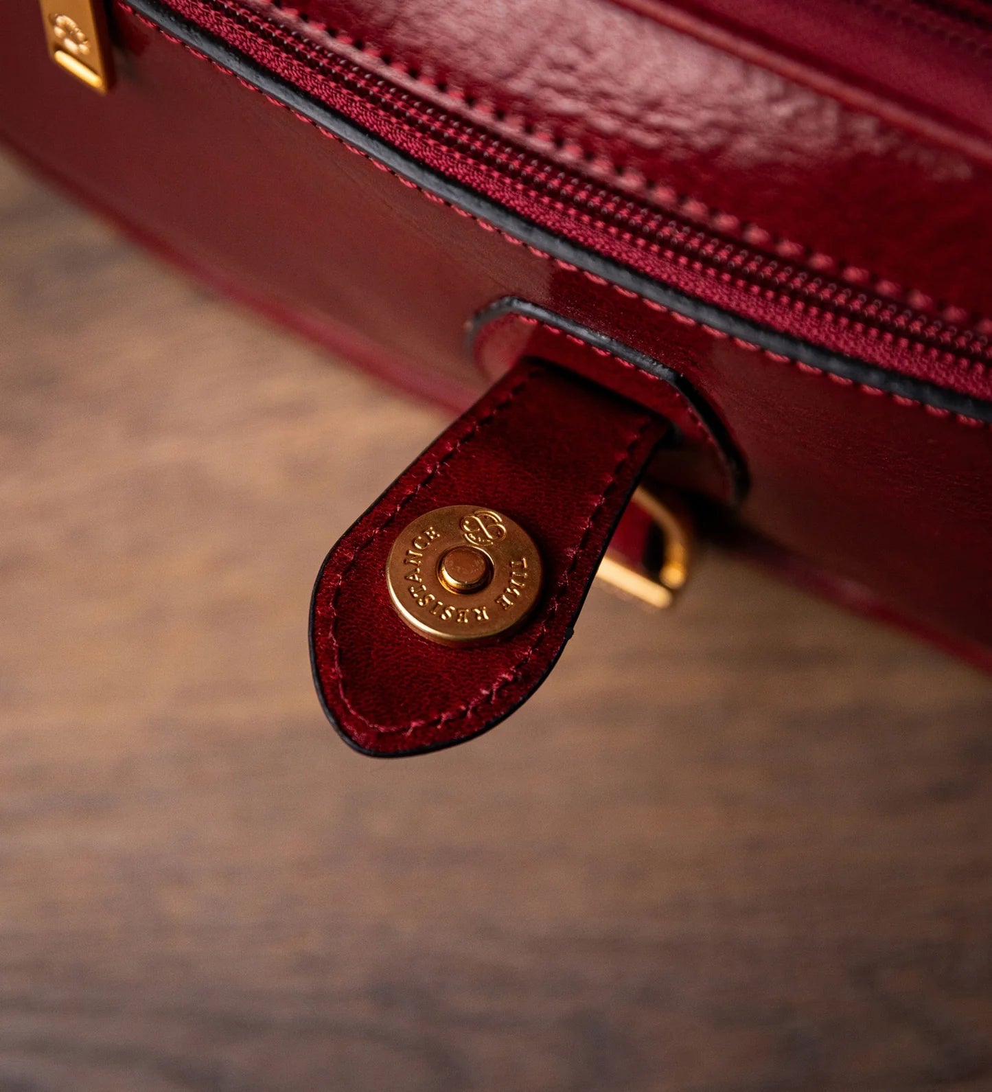 Kožená crossbody kabelka - Women In Love