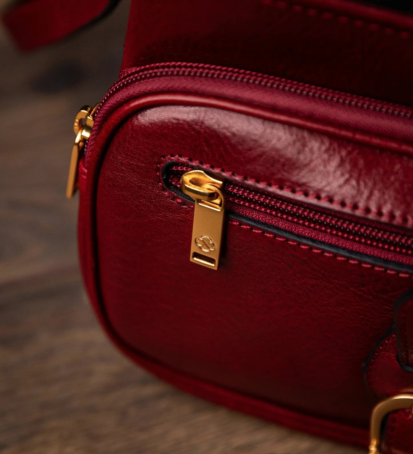 Kožená crossbody kabelka - Women In Love