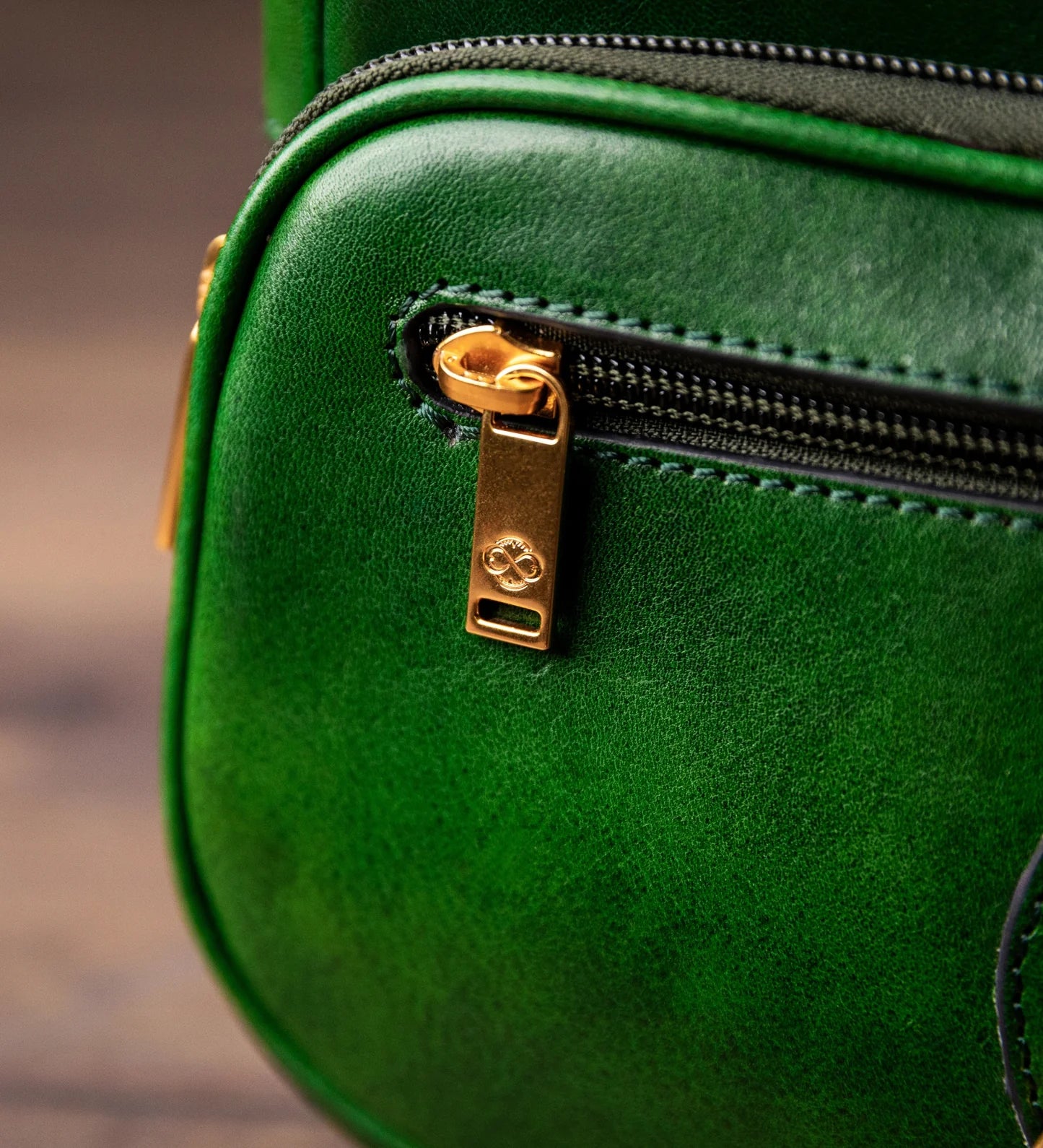 Kožená crossbody kabelka - Women In Love