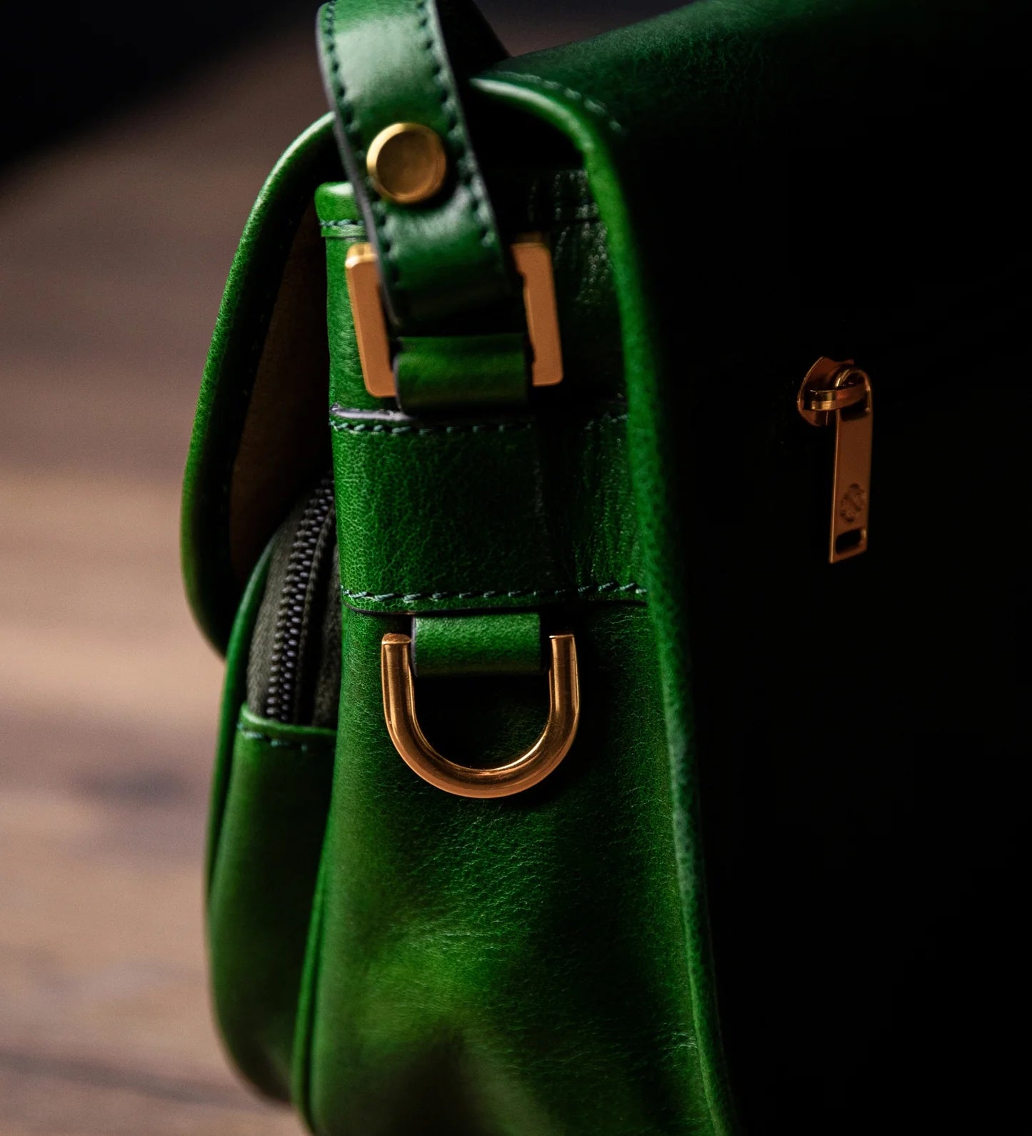 Kožená crossbody kabelka - Women In Love