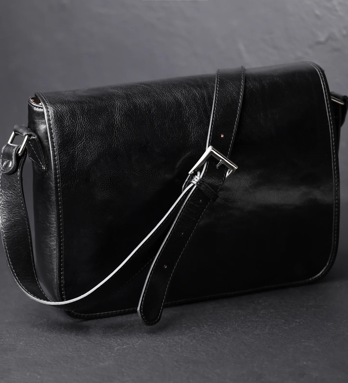 Kožená crossbody taška - The Stranger