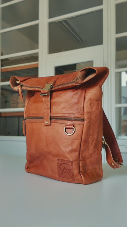 Kožený rolovací batoh na notebook - Roll the Legacy M